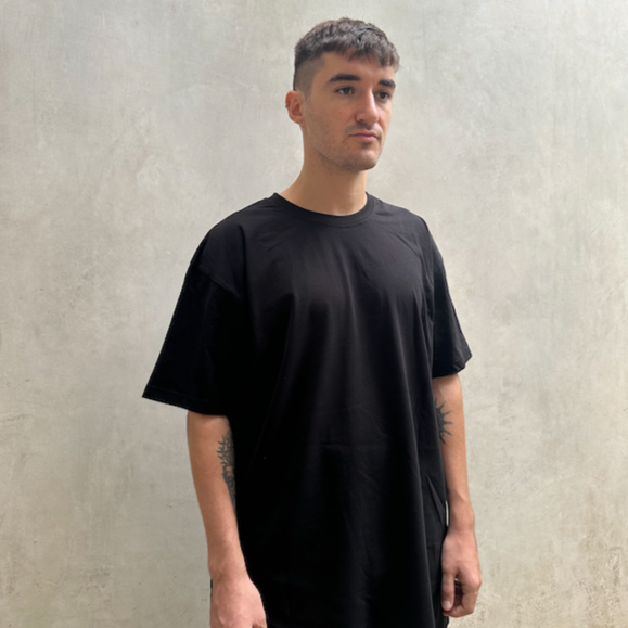 AETERIUS luxury streetwear model black t-shrt drop shoulder boxy tee